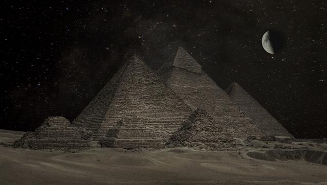 Die drei grossen Pyramiden von Gizeh  gehören zu den bekanntesten und ältesten erhaltenen Bauwerken der Menschheit.